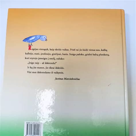 Vaikai apsirengę kaip paukščiai.