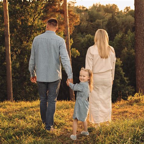 Logopedė Laima Rickevičienė dirba su vaiku.