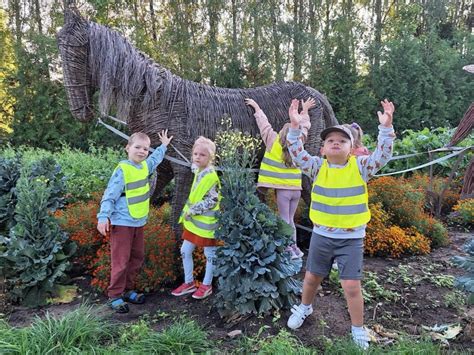 Vaikai dalyvauja edukacinėje išvykoje į botanikos sodą