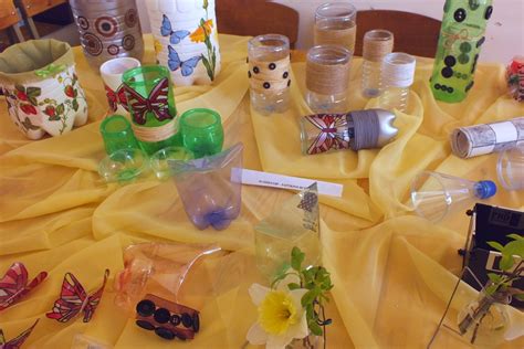 Vaikai demonstruoja EKO NAMĄ iš plastiko butelių