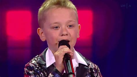 Vaikai dainuoja karaoke