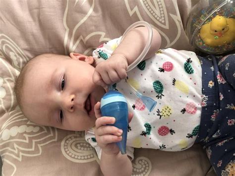 kūdikis su nosies siurbtuku