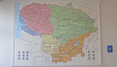 Lietuvos žemėlapis sudėliotas iš vaikų piešinių