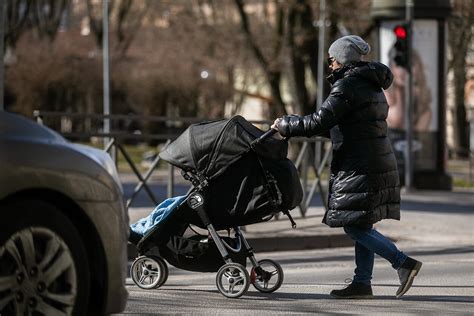 Pirmykštės bendruomenės motina su vaiku