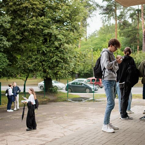 Jauni žmonės meninėje stovykloje