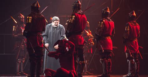 Scena iš miuziklo „Žygimanto Augusto ir Barboros Radvilaitės legenda“