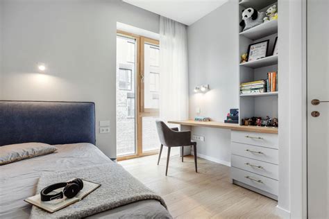 Vaiko kambarys su lentynomis pilnas žaislų