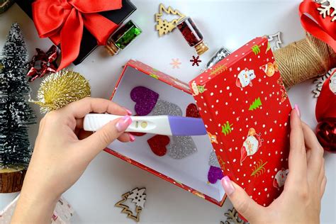 Moterys, atliekančios nėštumo testą namuose