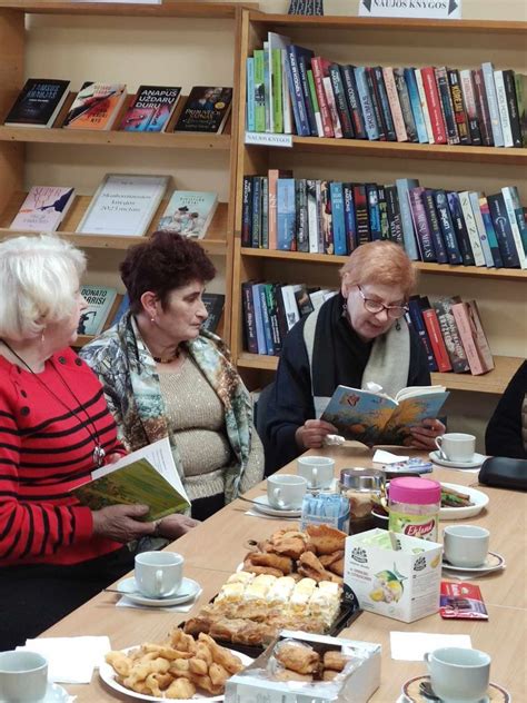 Šeima skaito knygą prie židinio