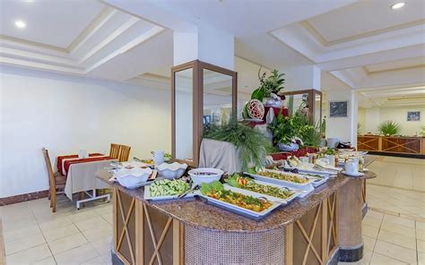 Nuotrauka su įvairiais turkiškais patiekalais