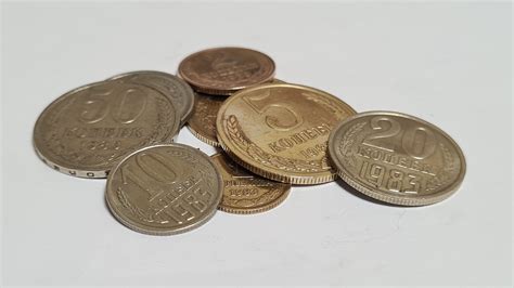 Turkiškos Lirų banknotai ir monetos