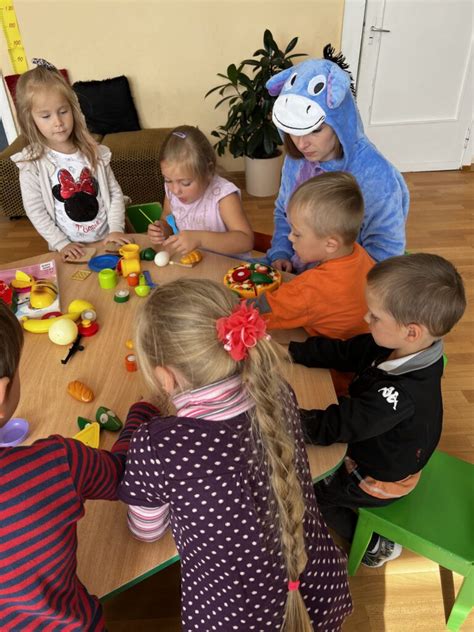 Vaikai, žaidžiantys kompiuterinius žaidimus su įvairiais personažais