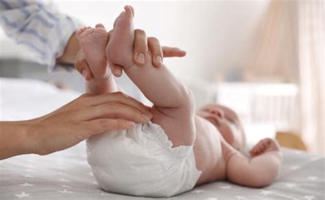 kūdikis su sauskelnėmis