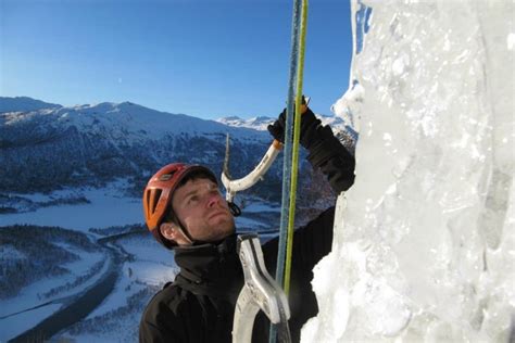 Alpinistai kopiantys į kalnus