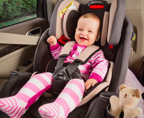 Vaikas saugiai įsitaisęs automobilio kėdutėje su vilnos užklotu