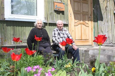 Prieškario sodybos darželis su erškėčiais