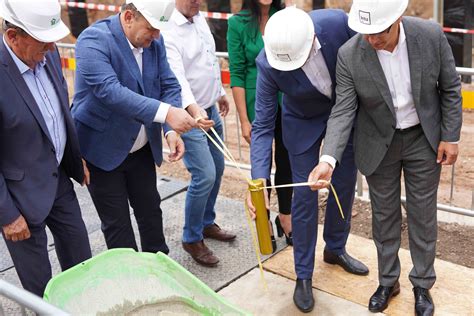 Nuotrauka iš laiko kapsulės įkasimo ceremonijos