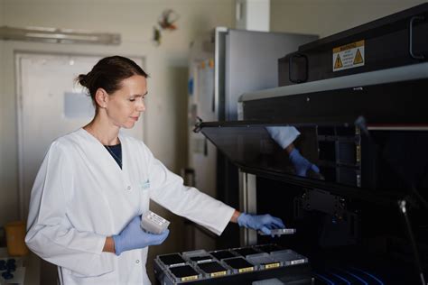 Darbuotojai dirbantys laboratorijoje
