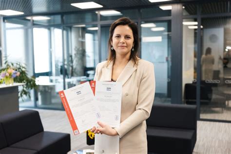 Direktorės portretas ir kvalifikacijos sertifikatai