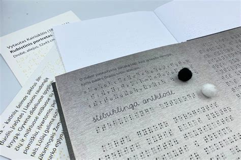 vaikas su regos sutrikimu naudojantis Brailio raštą