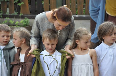 Valdorfo darželio grupė žaidžia lauke