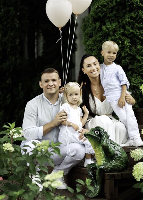 Šeima ir krikšto tėvai su kūdikiu