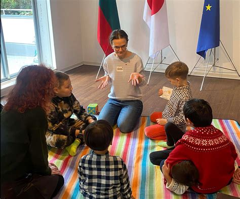 Piramidės schema, iliustruojanti kalbos ugdymo pagrindą ir viršūnę