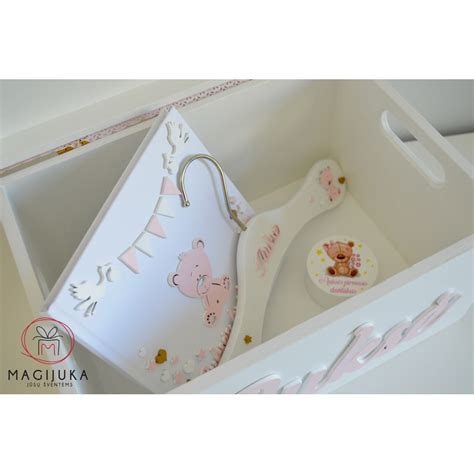 Rožinės krikštynų stalo serviravimo detalės