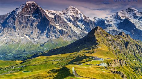 Austrijos Alpės su sniegu ir slidininkais
