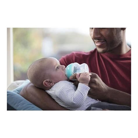 Vaikas su Tommee Tippee buteliuku