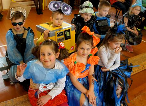 Vaikų mados šou su drabužiais iš antrinių medžiagų