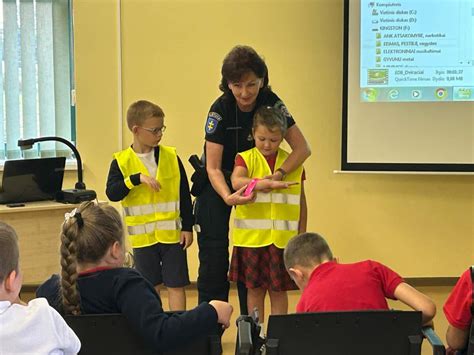 Vaizdinė priemonė apie saugų elgesį kelyje, šviesoforo reikšmė
