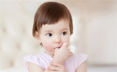 Vaikas čiulpia nykštį