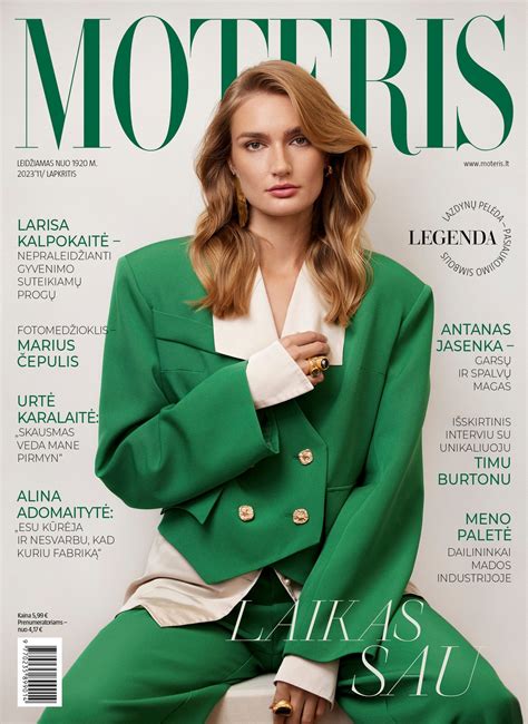 Moteris laiko kūdikį MobyFit Original nešioklėje
