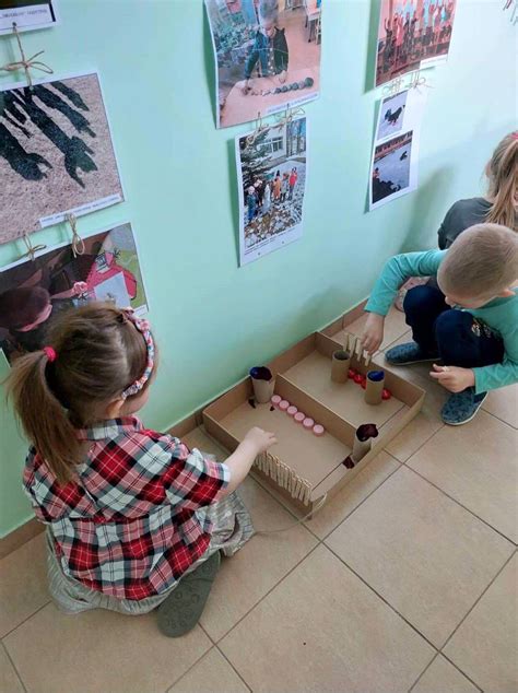 Vaikai žaidžia ir mokosi darželyje pagal Reggio Emilia metodiką