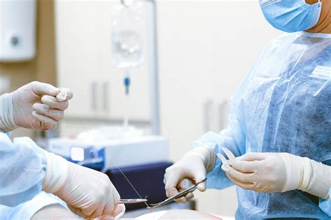 Schema, kaip atliekama choriono gaurelių biopsija per pilvo sieną
