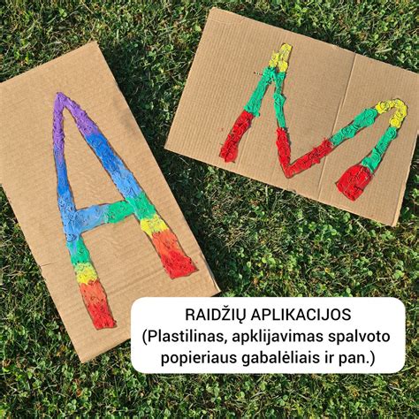 Vaikai, spalvinantys raidžių formas ir iliustracijas