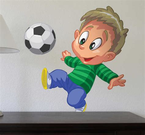 vaikas linksmai žaidžiantis su sliaužtinuku