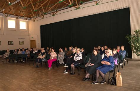 Konferencijos dalyviai, klausantys pranešimo