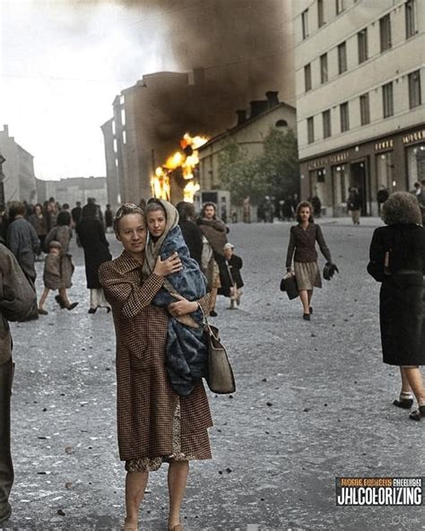 Istorinė nuotrauka su vaiku ir motina