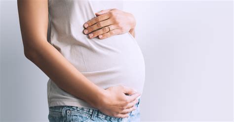 Nuotrauka, vaizduojanti pervargusią nėščią moterį