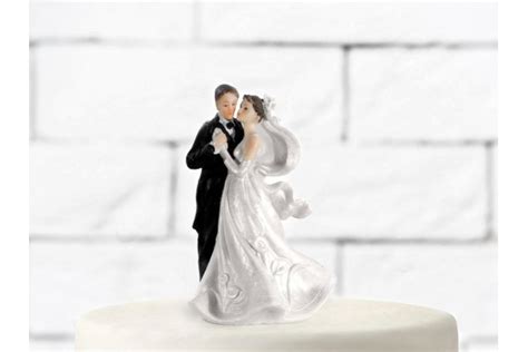 Minkšto meškiuko figūrėlė ant torto