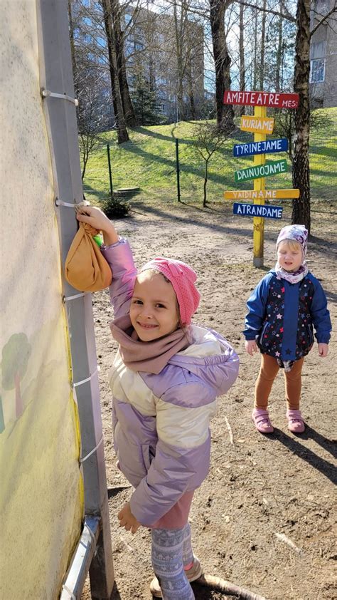 Vaikų grupė žaidžia lauke darželyje