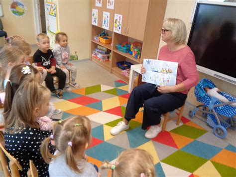 vaikų grupė darželyje žaidžia