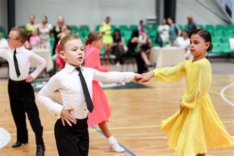 Šokėjų pora sportinių šokių salėje