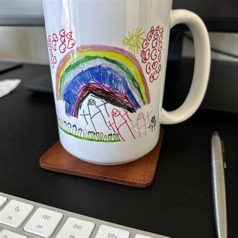 Simbolinė vaivorykštės vėliava su vaikų piešiniais