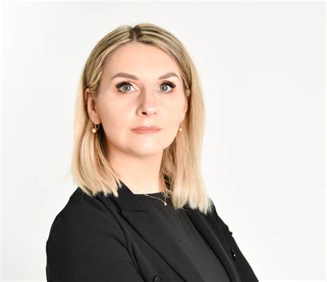 Šeima, laikanti rankas