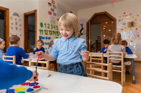 vaikai mokosi Montessori aplinkoje