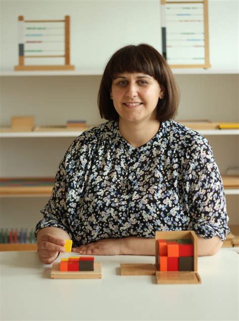 Mokytoja su vaikais Montessori aplinkoje