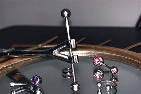 Nuotrauka su meistre, atliekančia auskarų vėrimą